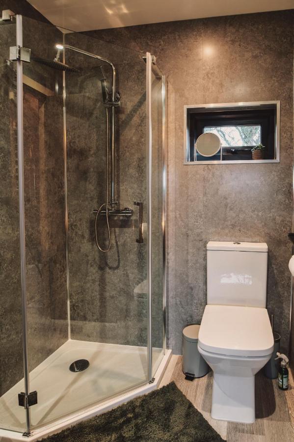 Luxury Glamping Cabin With Outdoor Bath On Cornish Flower Farm Truro Eksteriør billede